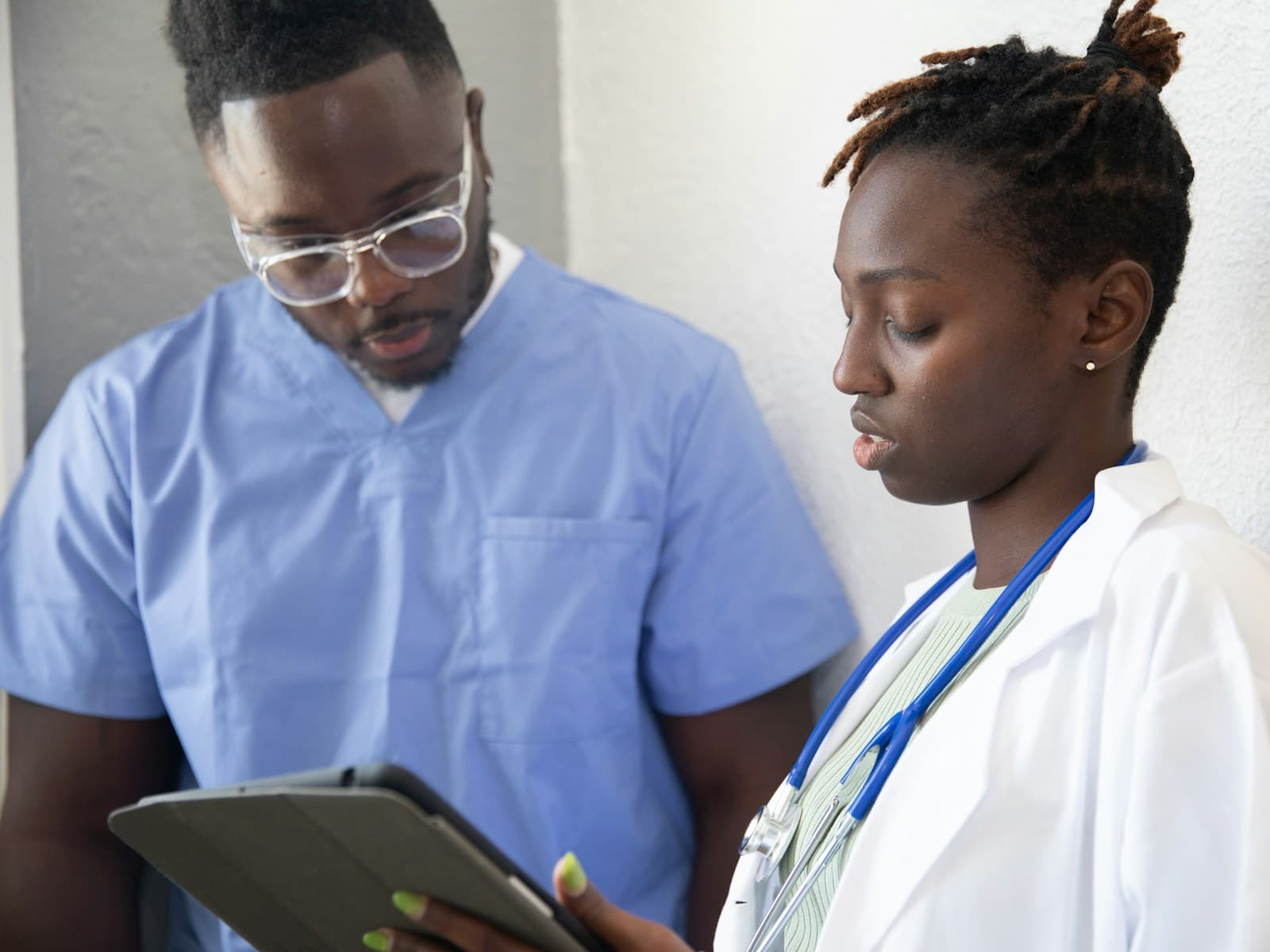 Deux professionnels de santé consultant une plateforme sur tablette
